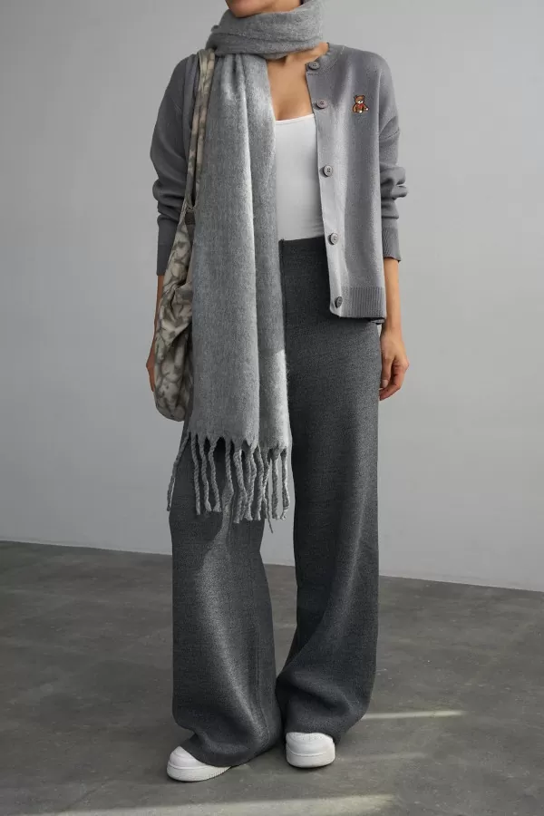 Nakış Detaylı Gri Triko Kadın Hırka