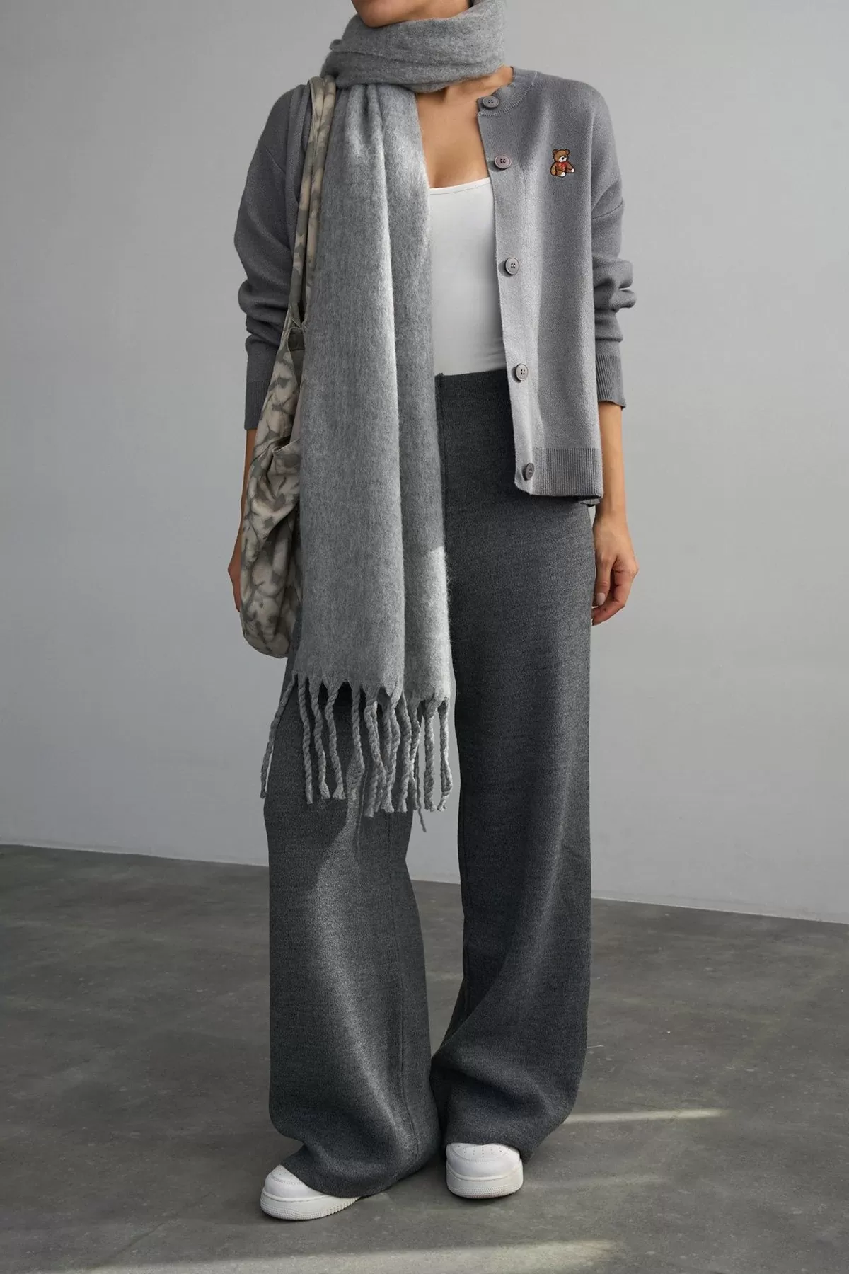 Nakış Detaylı Gri Triko Kadın Hırka