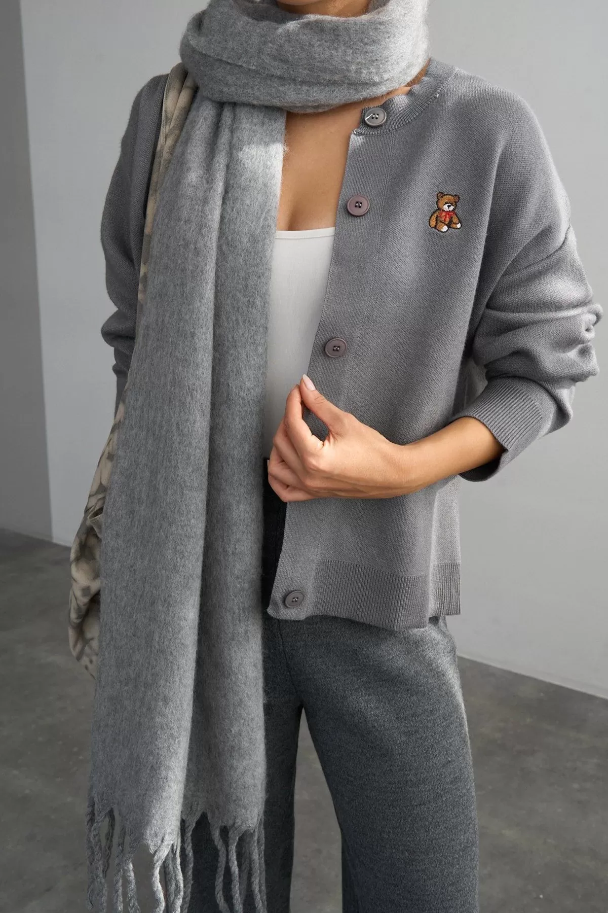 Nakış Detaylı Gri Triko Kadın Hırka