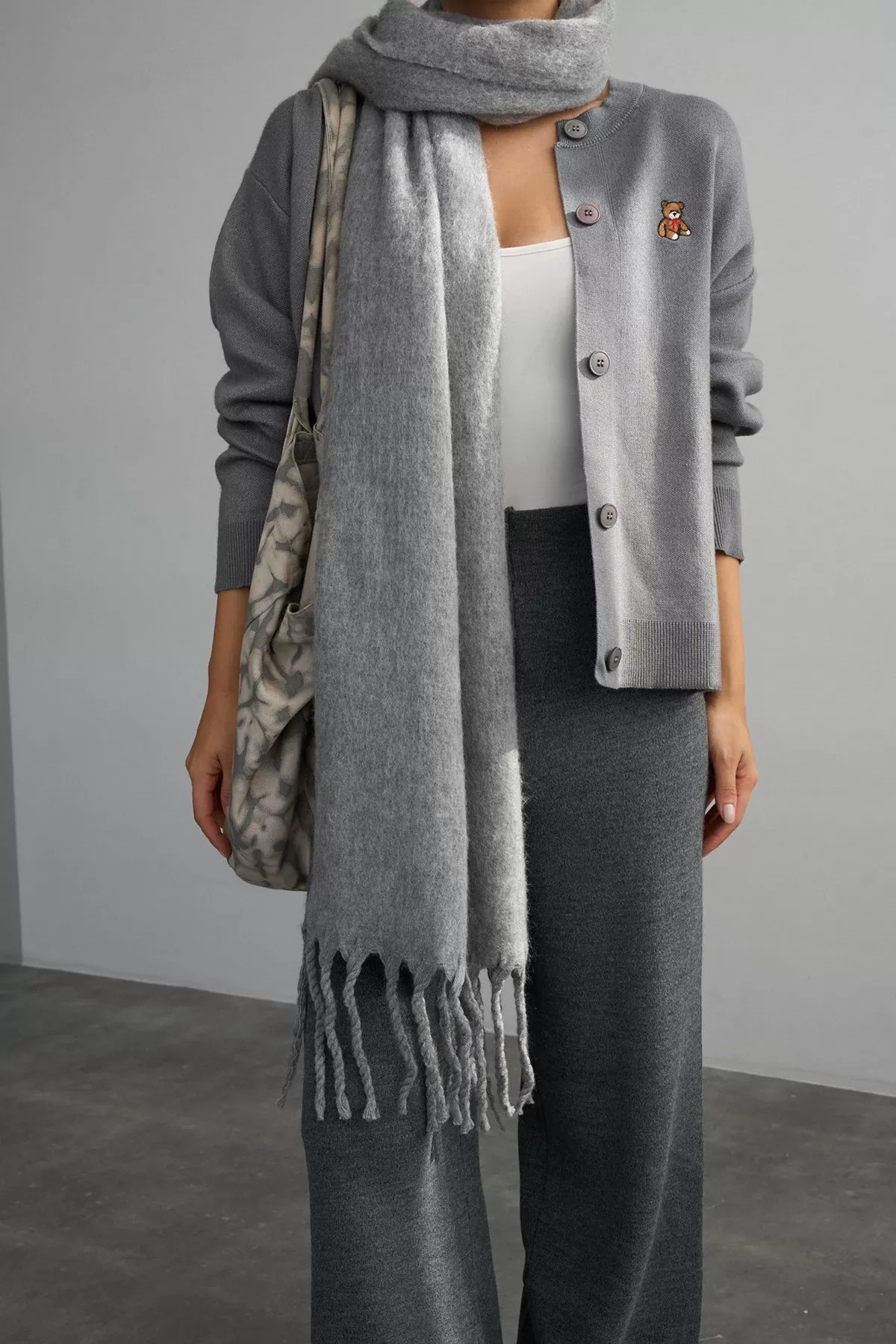 Nakış Detaylı Gri Triko Kadın Hırka