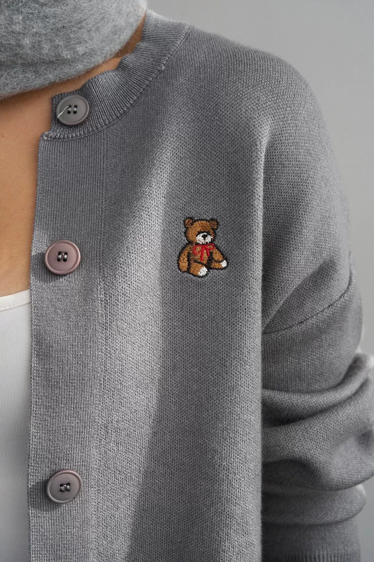 Nakış Detaylı Gri Triko Kadın Hırka