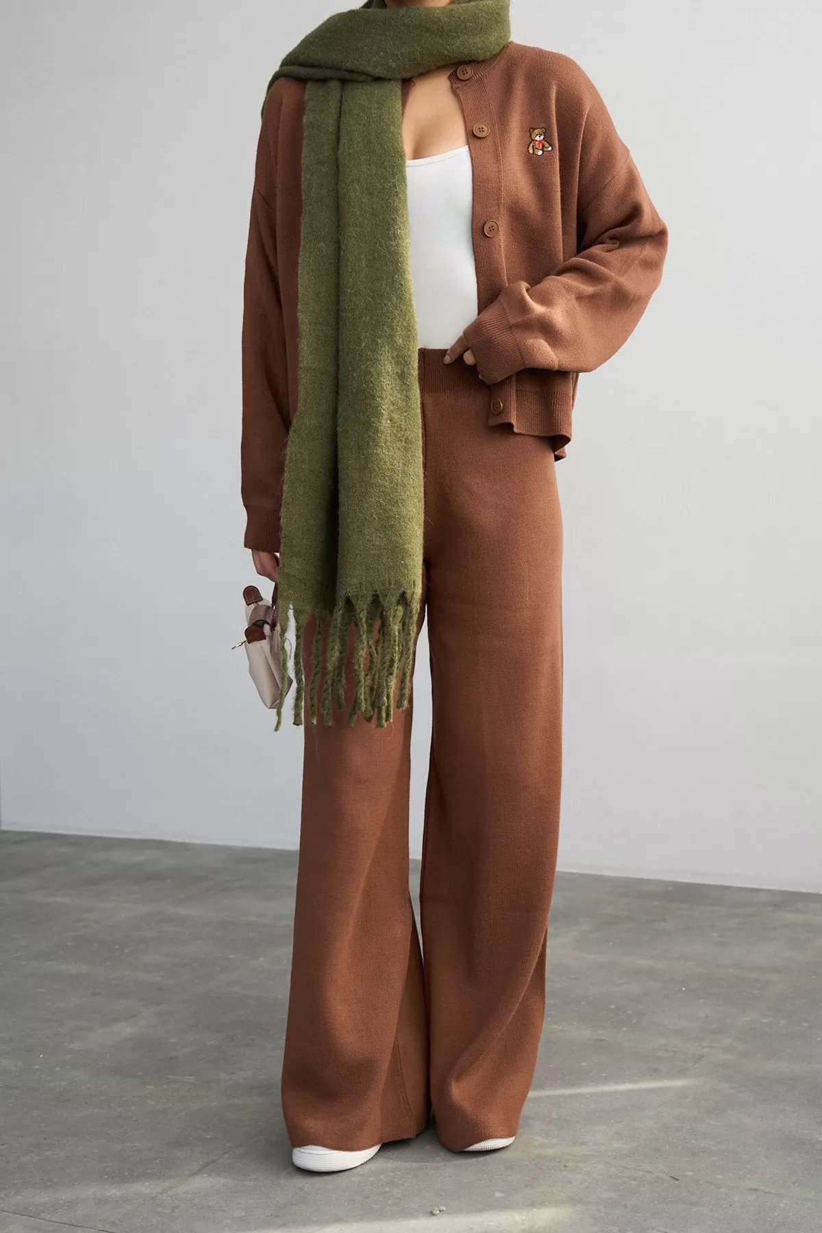 Nakış Detaylı Kahverengi Triko Kadın Hırka