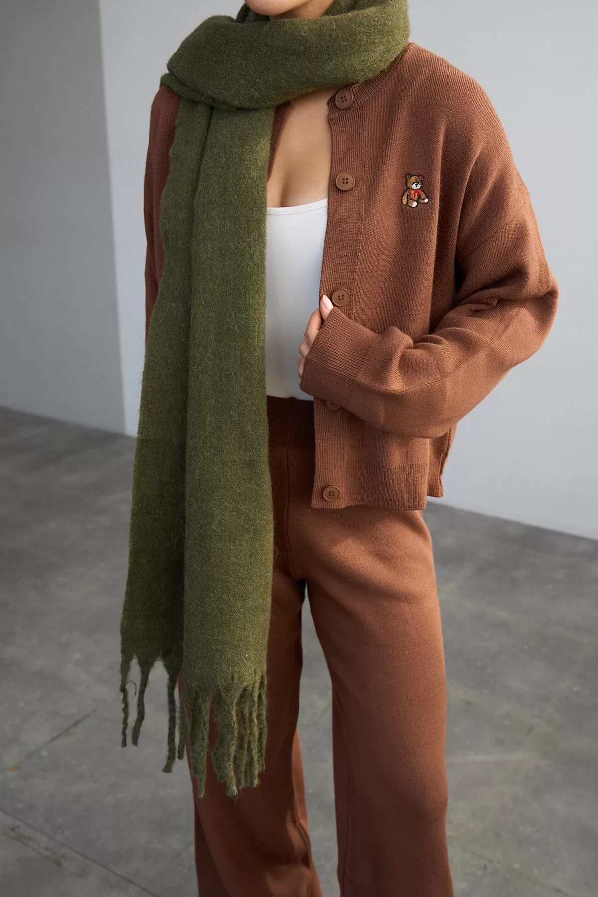 Nakış Detaylı Kahverengi Triko Kadın Hırka