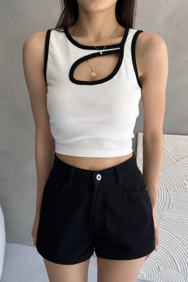 Pencere Detaylı Beyaz Siyah Crop Body