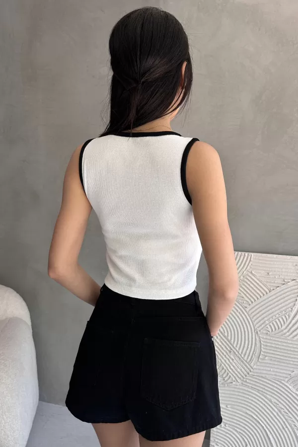 Pencere Detaylı Beyaz Siyah Crop Body