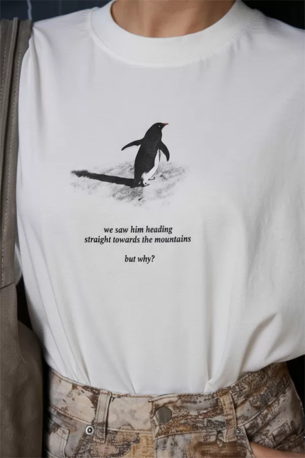 Penguen Baskılı Krem Pamuklu Kadın Tişört