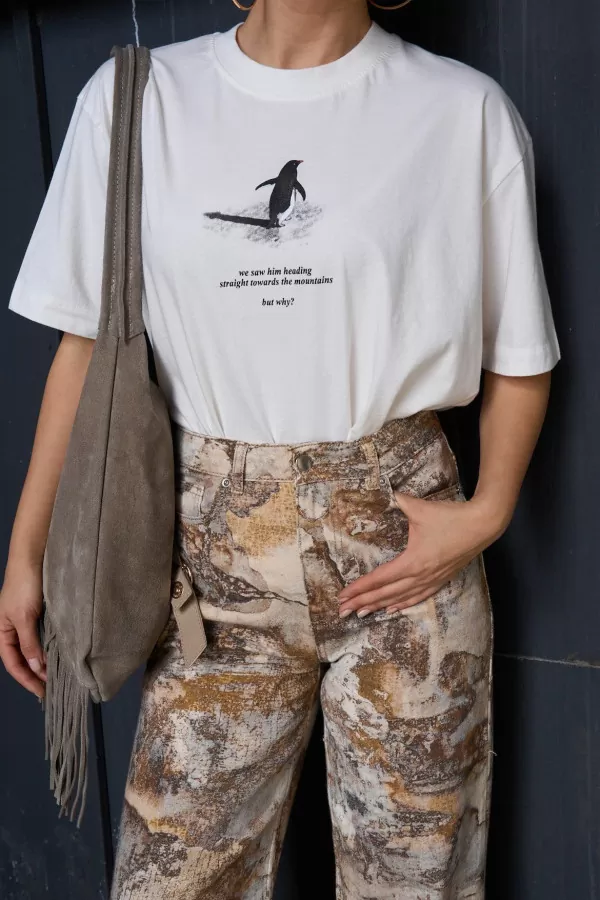 Penguen Baskılı Krem Pamuklu Kadın Tişört