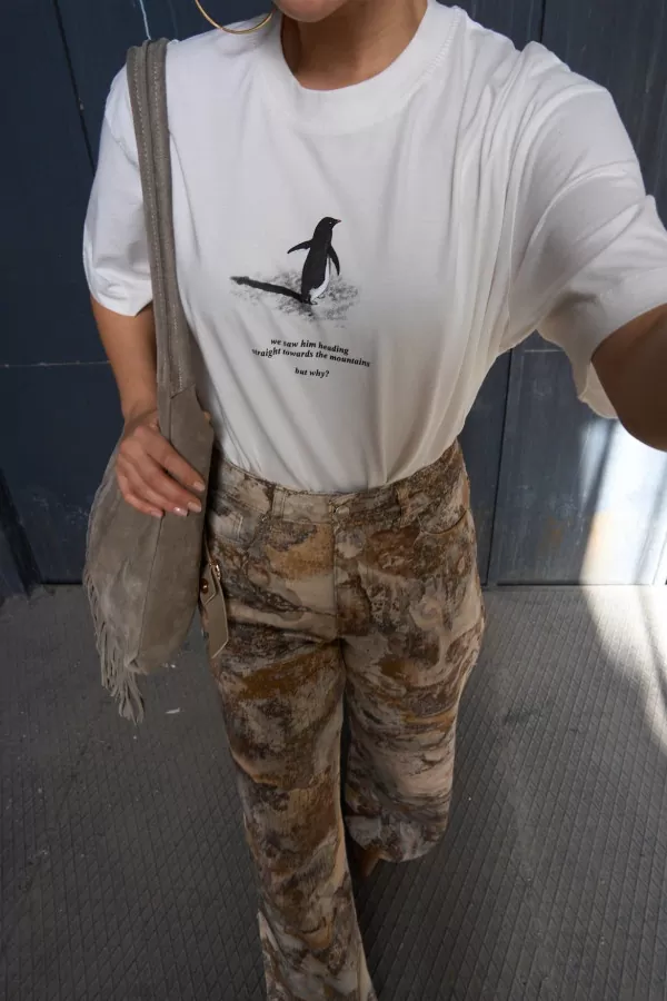 Penguen Baskılı Krem Pamuklu Kadın Tişört