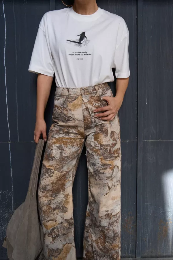 Penguen Baskılı Krem Pamuklu Kadın Tişört