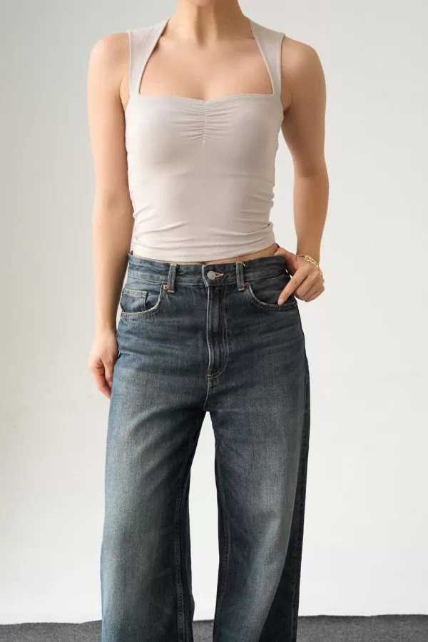 Sırt Detaylı Öpücük Yaka Bej Bluz