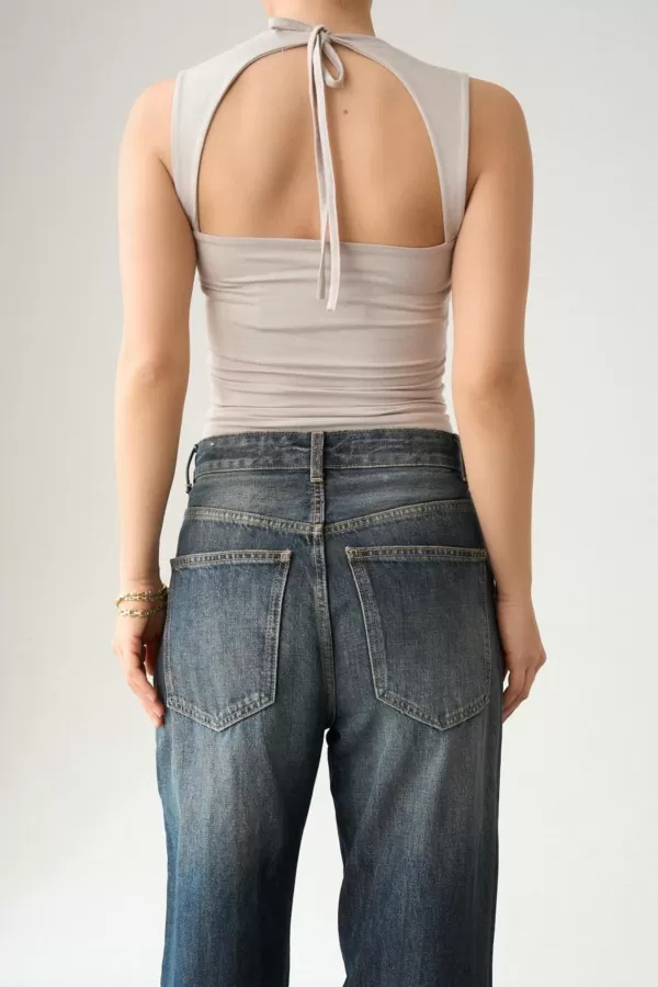 Sırt Detaylı Öpücük Yaka Bej Bluz