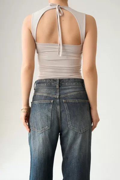 Sırt Detaylı Öpücük Yaka Bej Bluz