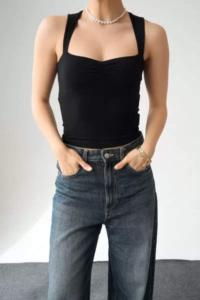 Sırt Detaylı Öpücük Yaka Siyah Bluz