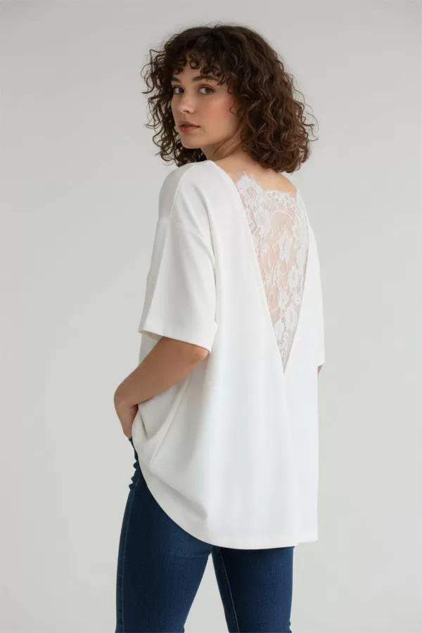 Sırtı Dantel Detaylı Beyaz Oversize Kadın Tişört