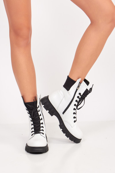 Siyah Beyaz Deri Kadın Bot