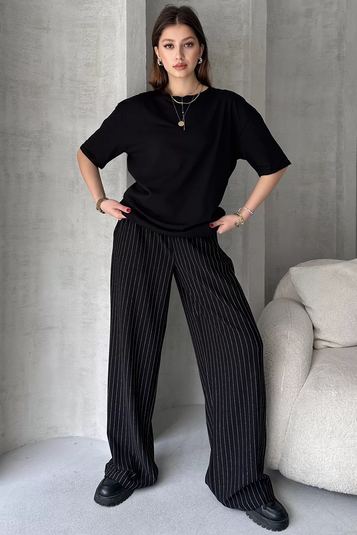 Siyah Beyaz Krep Kumaş Salaş Kesim Kadın Pantolon