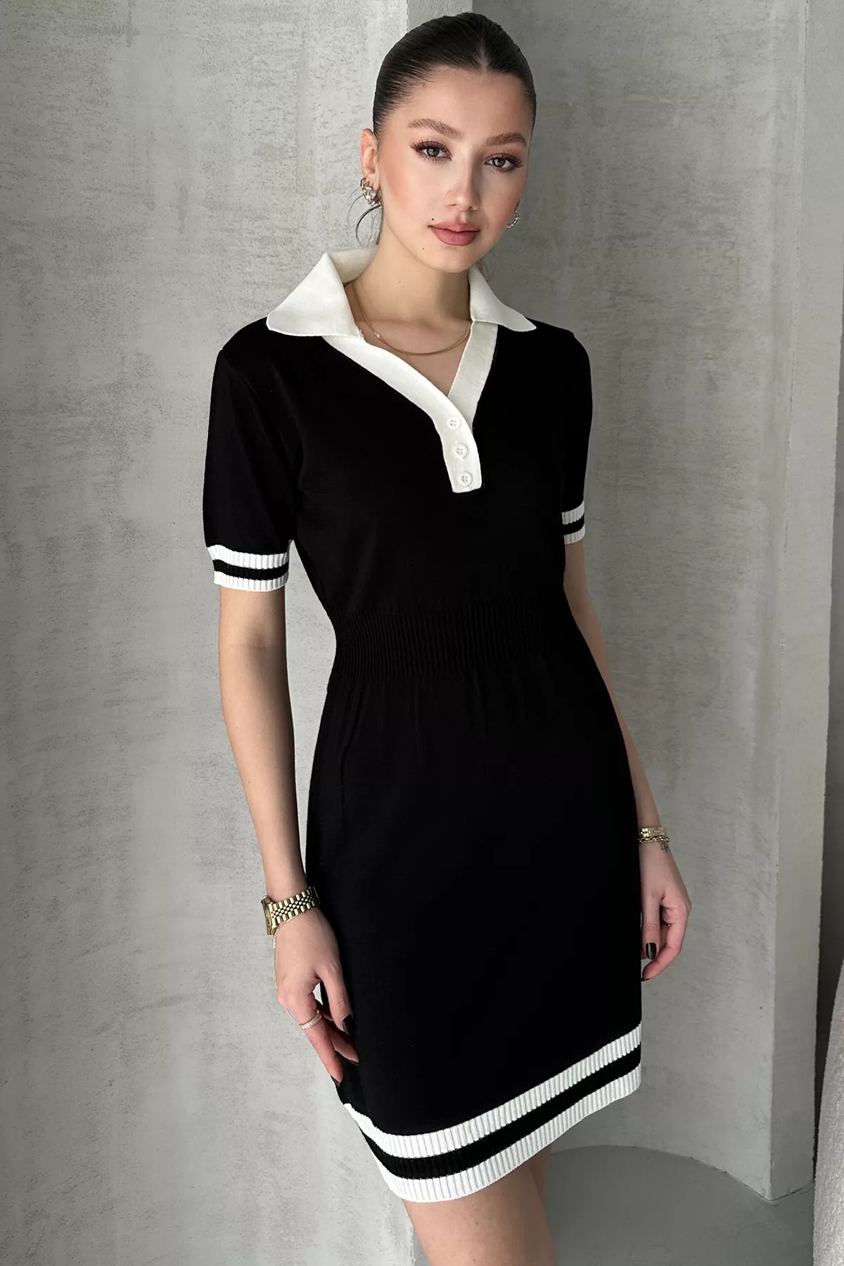 Siyah Beyaz Triko Gömlek Yaka Kısa Elbise