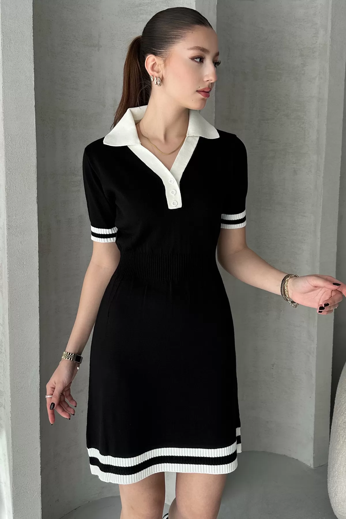 Siyah Beyaz Triko Gömlek Yaka Kısa Elbise