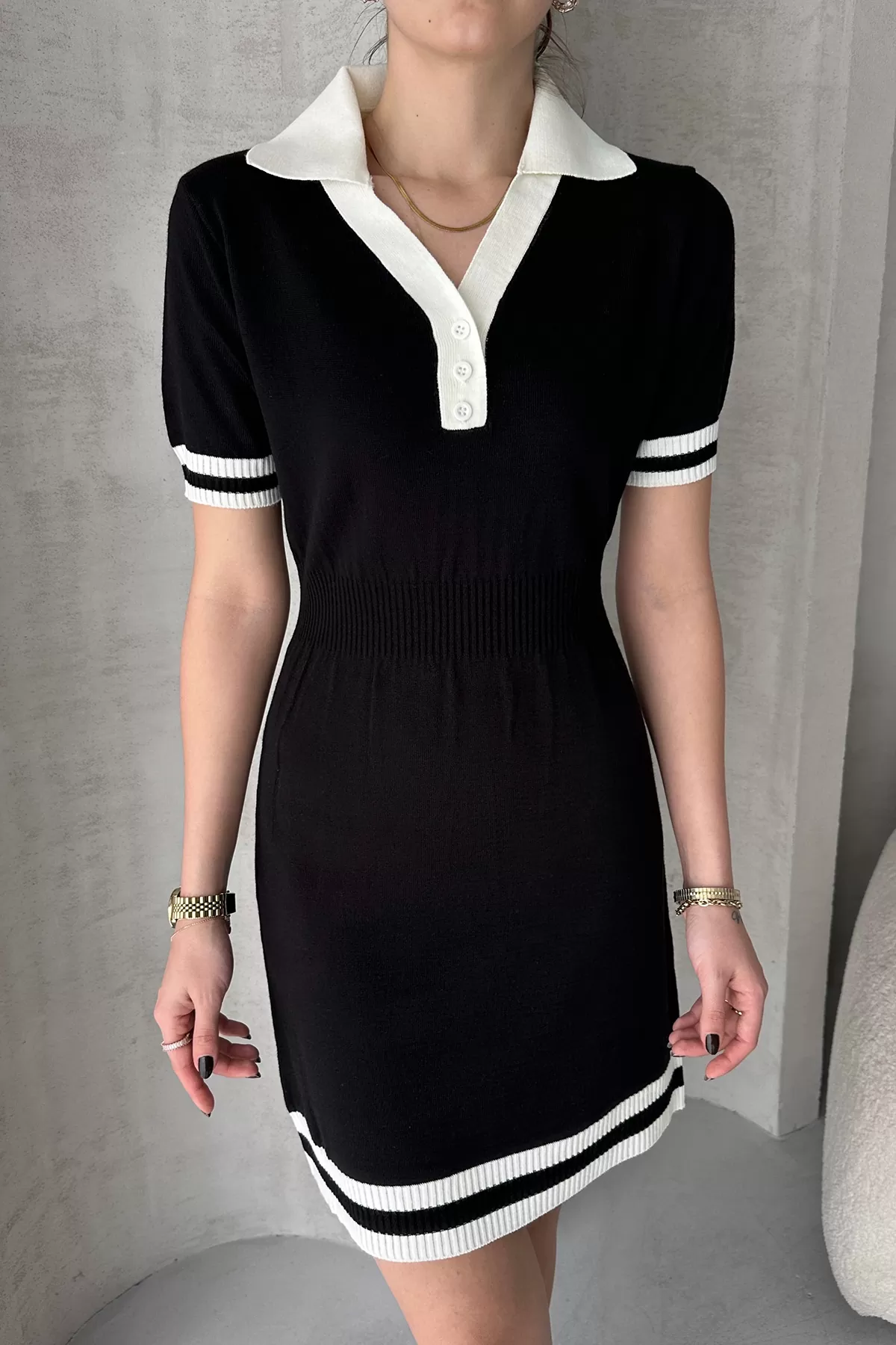 Siyah Beyaz Triko Gömlek Yaka Kısa Elbise
