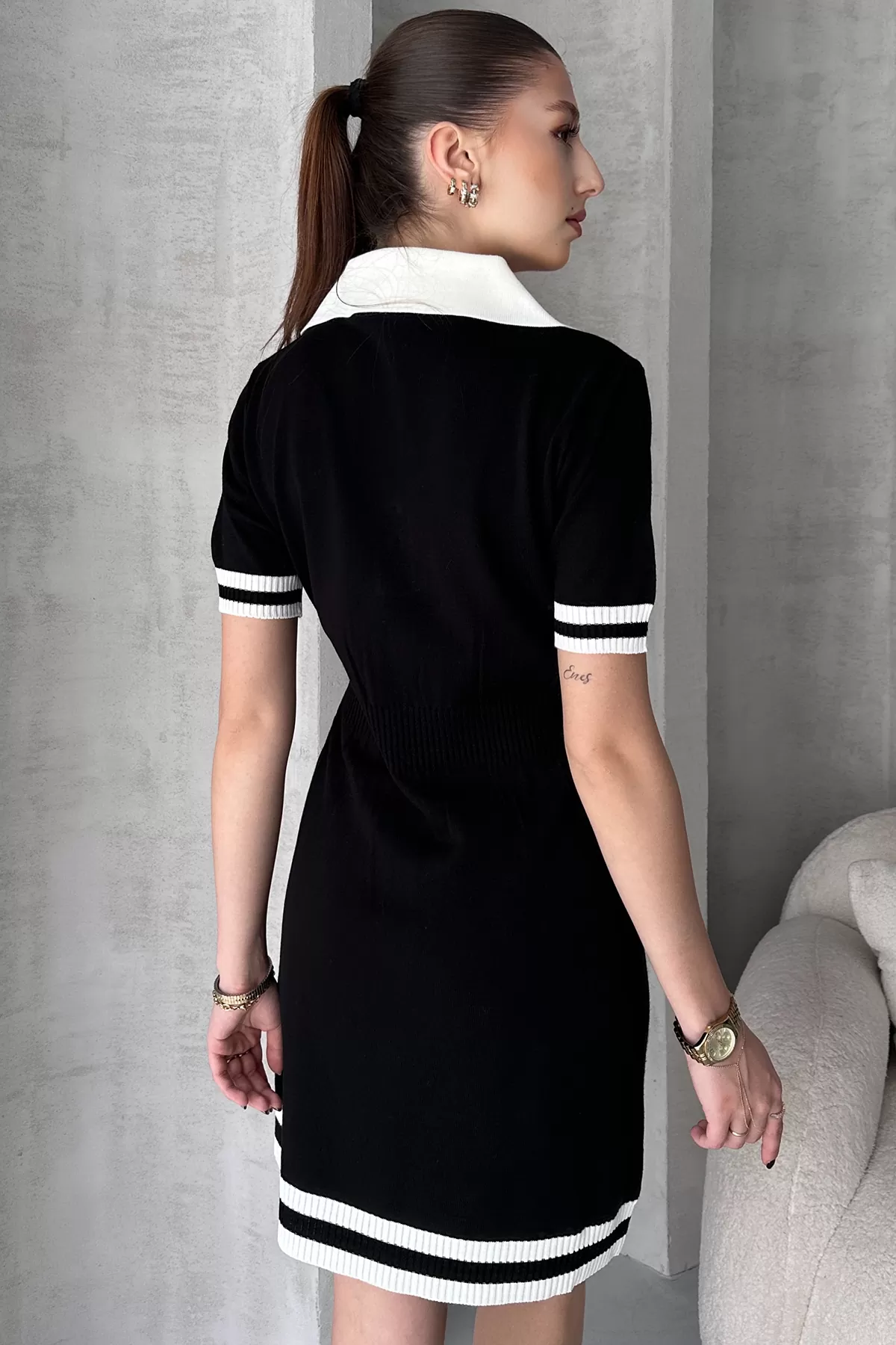 Siyah Beyaz Triko Gömlek Yaka Kısa Elbise