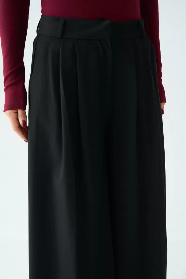 Siyah Bol Kesim Pileli Kadın Pantolon