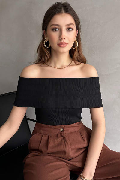 Siyah Madonna Yaka Kısa Kollu Bluz