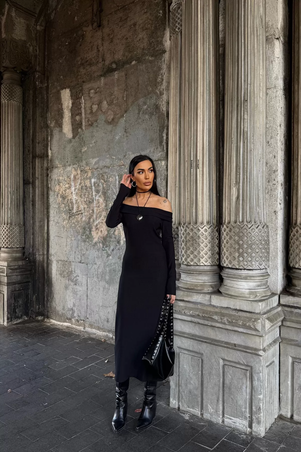 Siyah Pamuklu Madonna Yaka Uzun Elbise