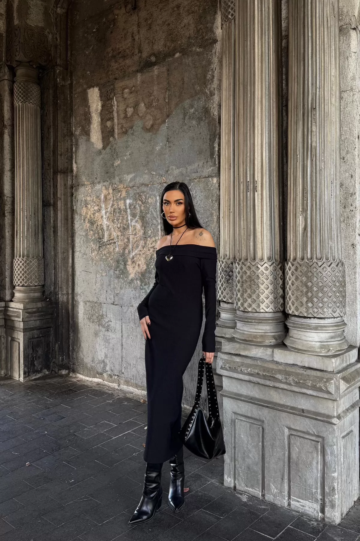 Siyah Pamuklu Madonna Yaka Uzun Elbise