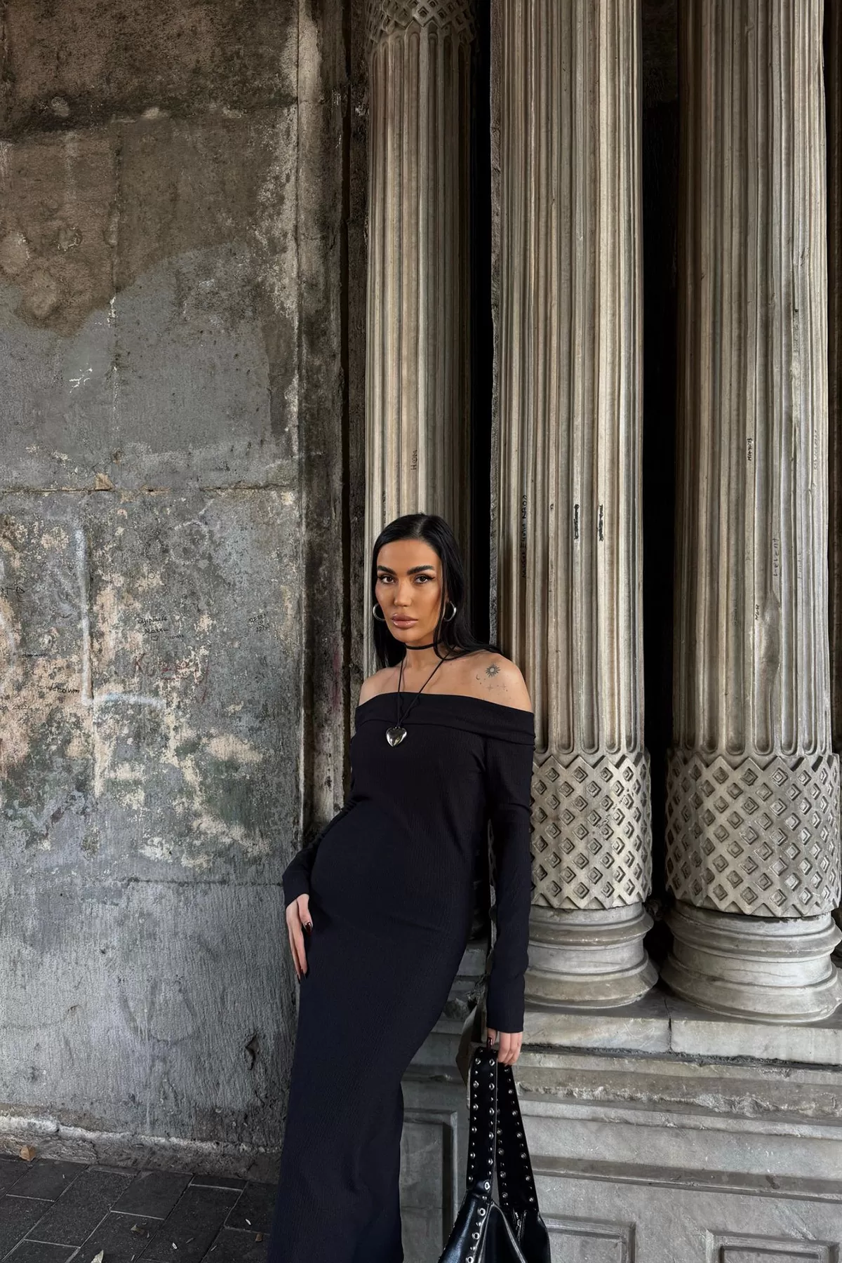 Siyah Pamuklu Madonna Yaka Uzun Elbise