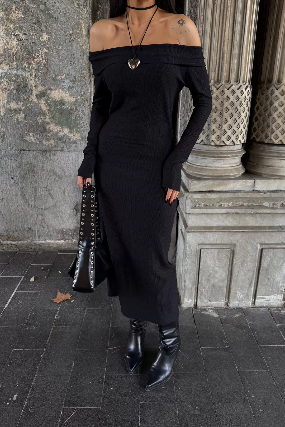 Siyah Pamuklu Madonna Yaka Uzun Elbise