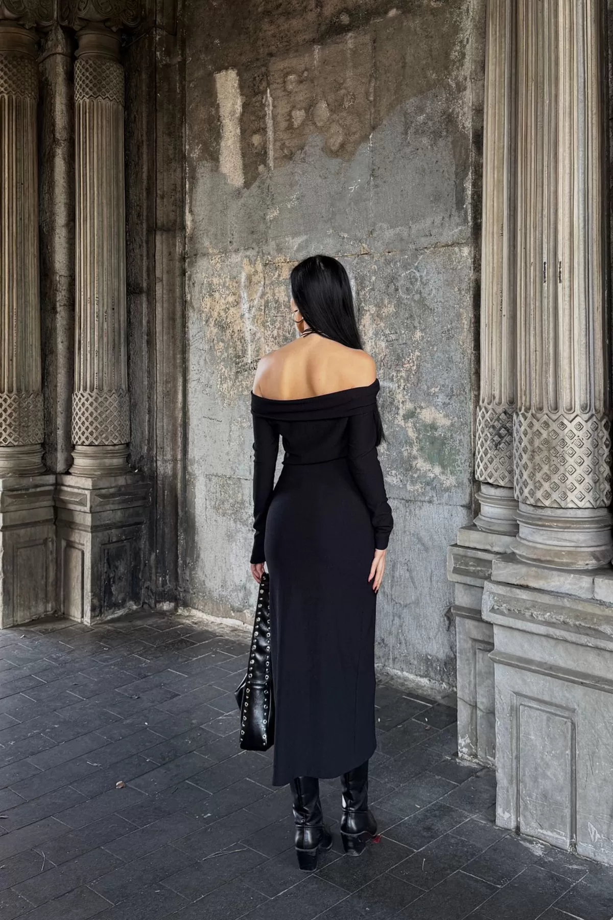 Siyah Pamuklu Madonna Yaka Uzun Elbise