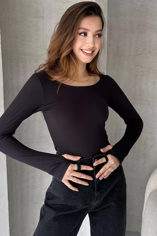 Siyah Parmak Geçirmeli Bluz