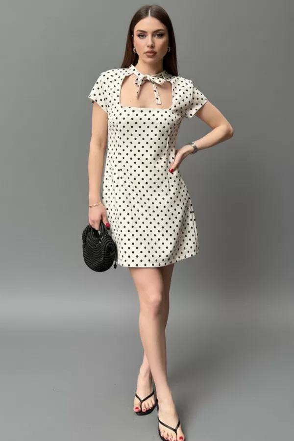 Siyah Puanlı Fiyonk Bağlamalı Beyaz Mini Elbise