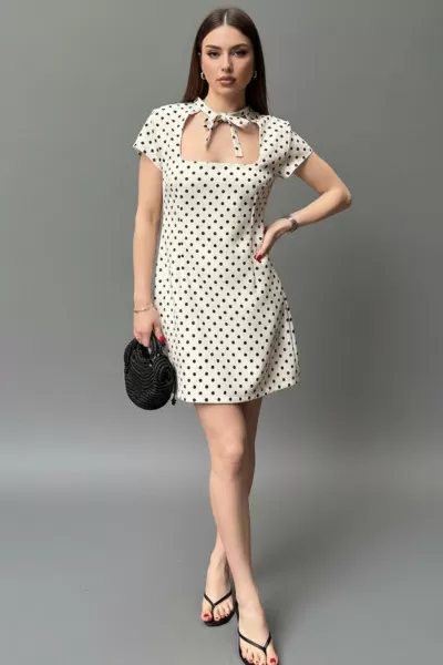Siyah Puanlı Fiyonk Bağlamalı Beyaz Mini Elbise