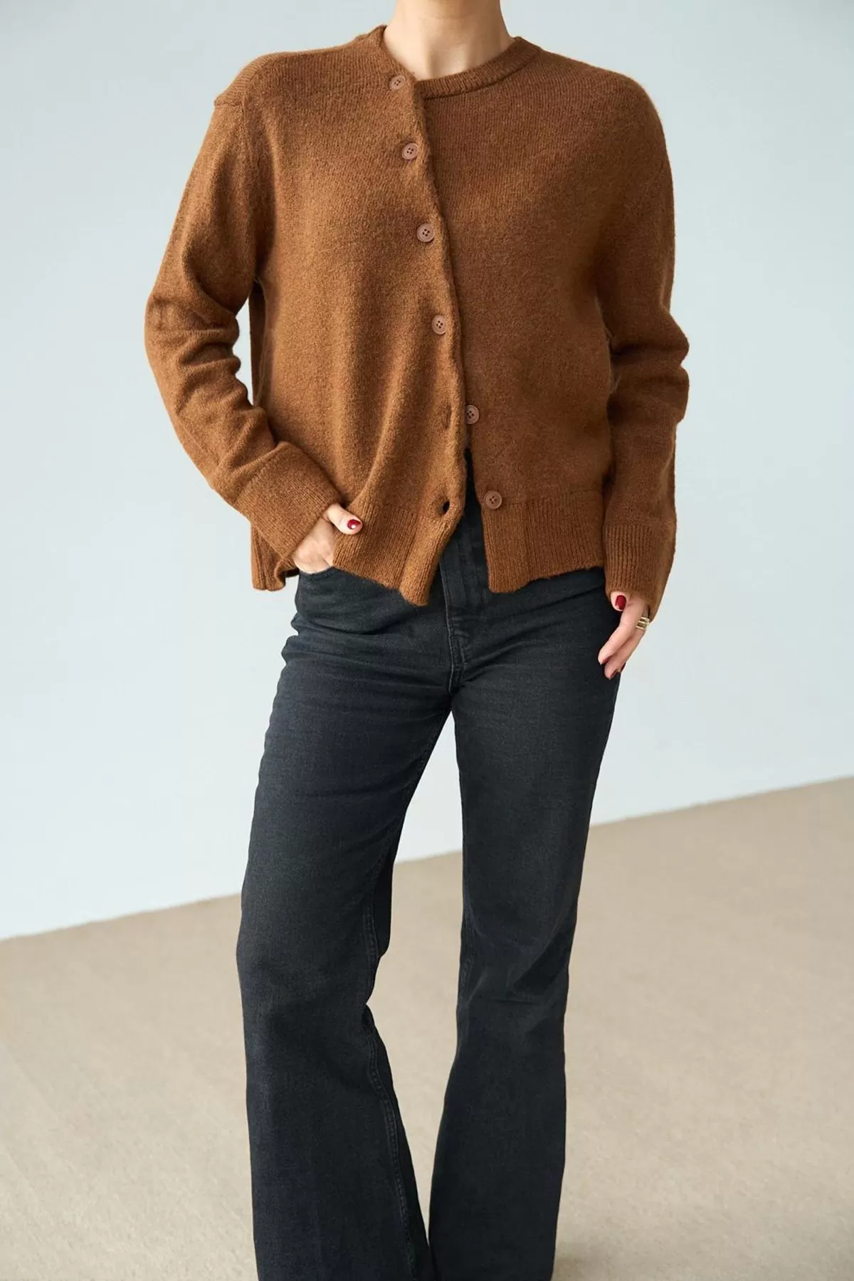 Taba Yünlü Asimetrik Düğme Kapamalı Kadın Hırka