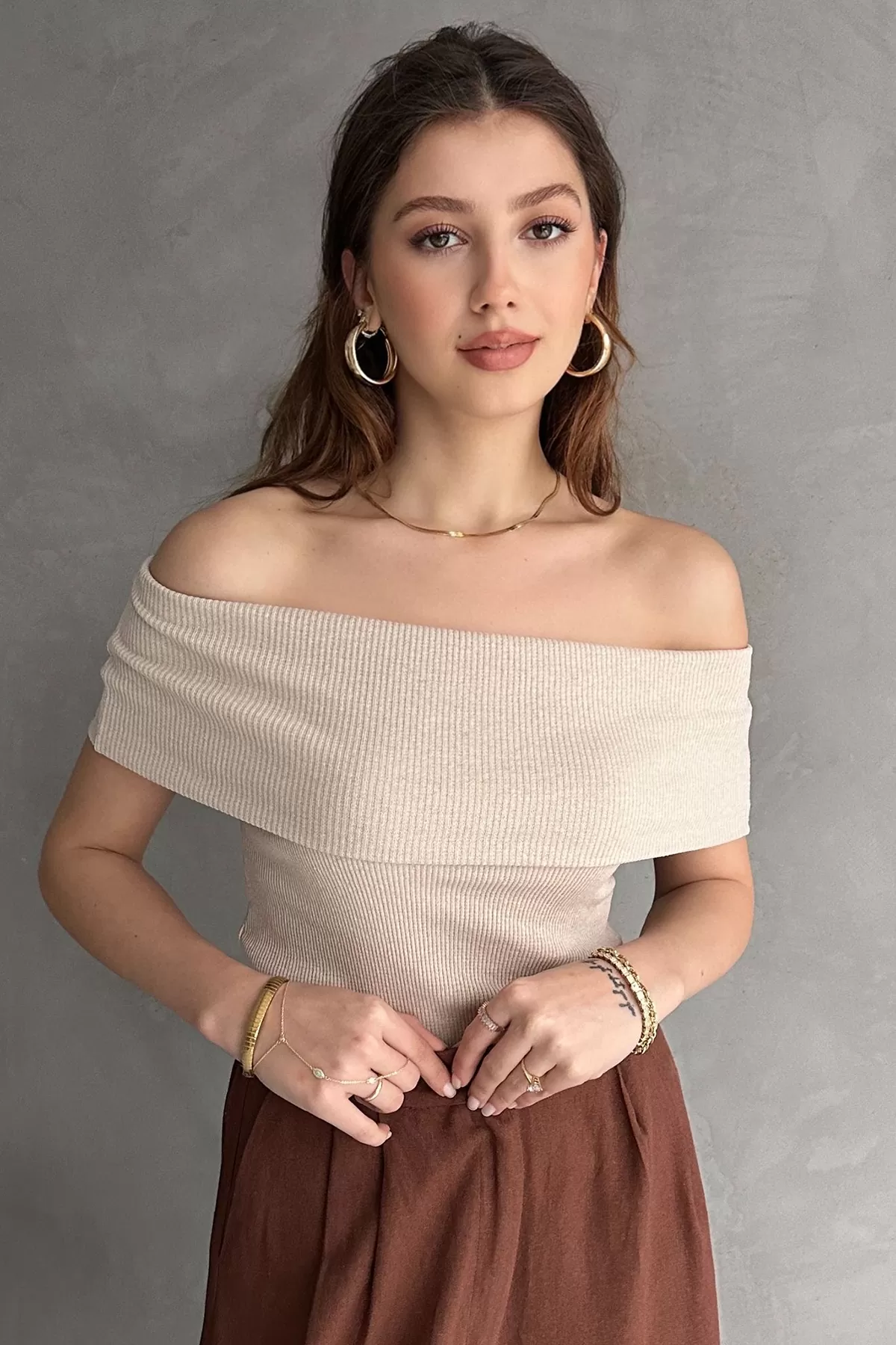 Taş Rengi Madonna Yaka Kısa Kollu Bluz