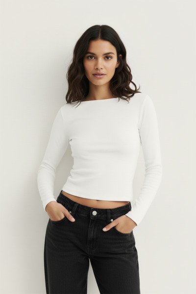 Uzun Kollu Geniş Yaka Beyaz Kadın Tişört