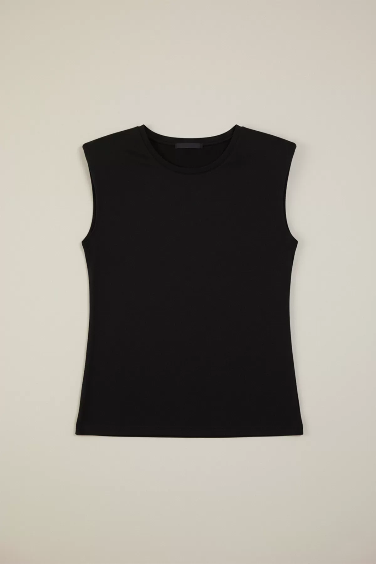 Vatkalı Kolsuz Siyah Pamuklu Kadın Tişört