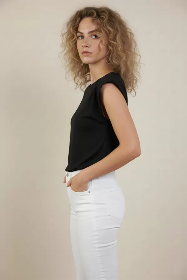 Vatkalı Kolsuz Siyah Pamuklu Kadın Tişört