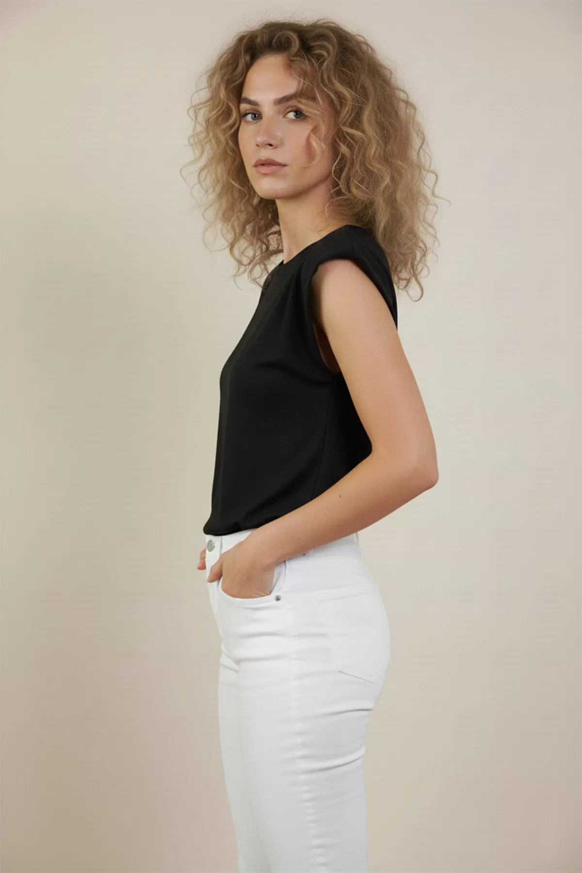 Vatkalı Kolsuz Siyah Pamuklu Kadın Tişört