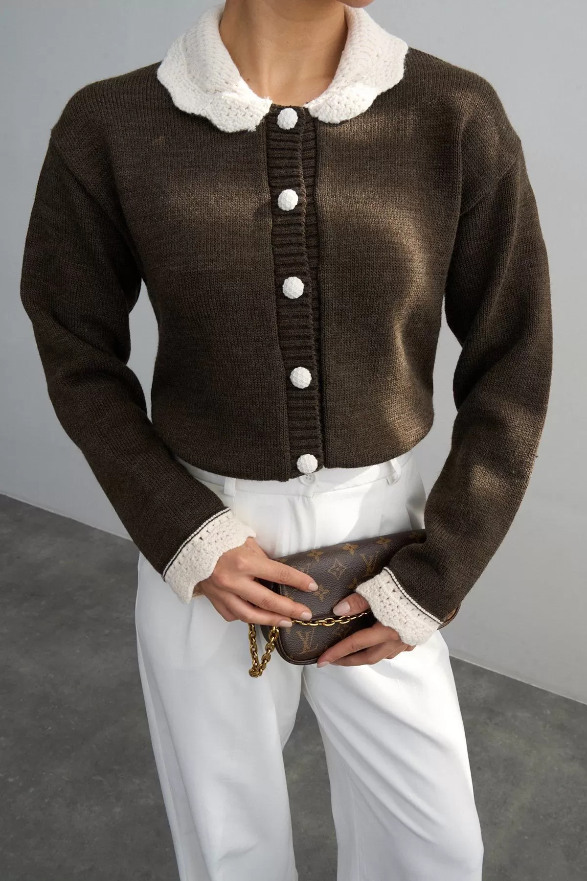 Yaka Detaylı Kahverengi Triko Kadın Hırka