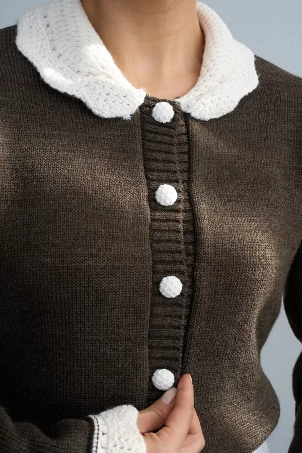 Yaka Detaylı Kahverengi Triko Kadın Hırka