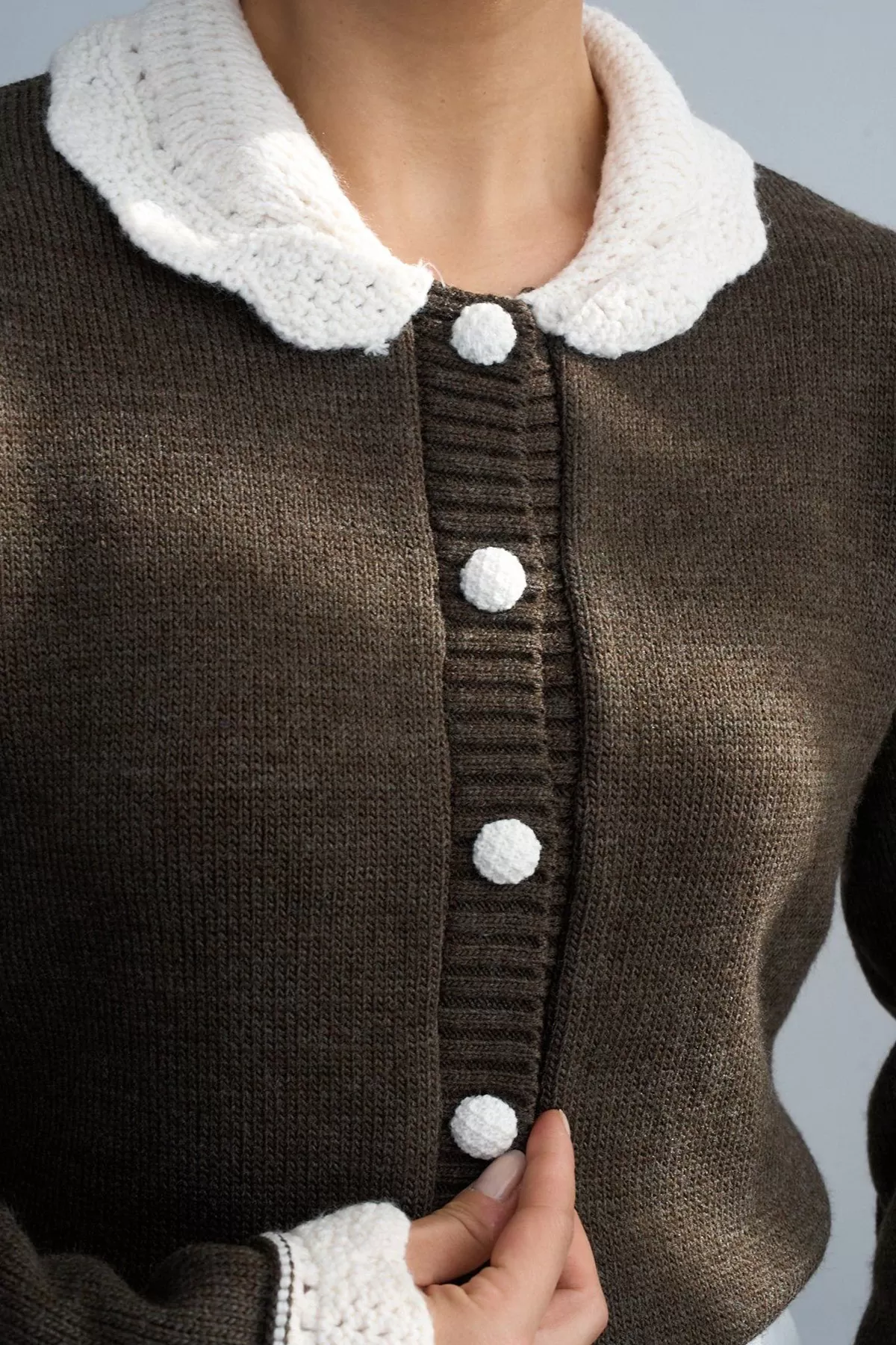 Yaka Detaylı Kahverengi Triko Kadın Hırka