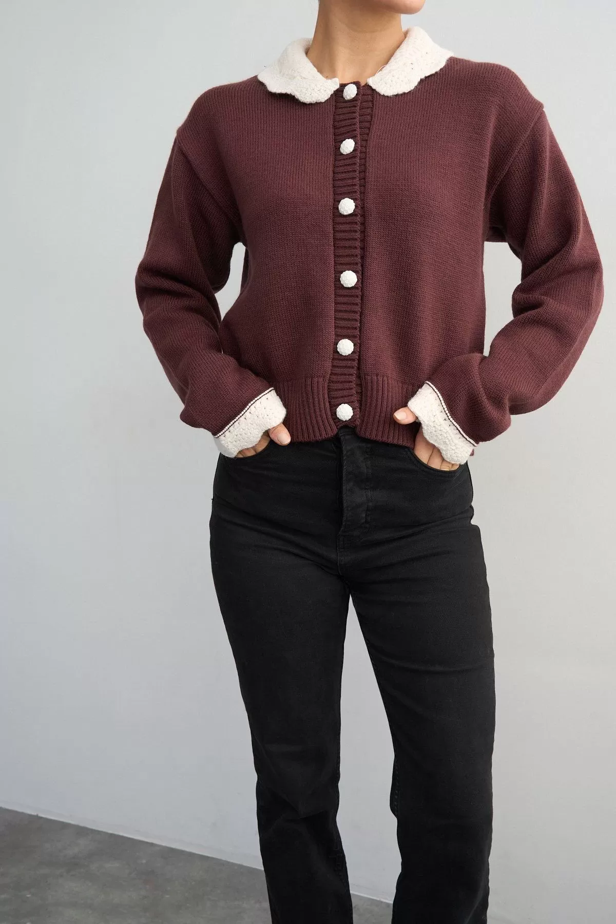 Yaka Detaylı Vişne Triko Kadın Hırka