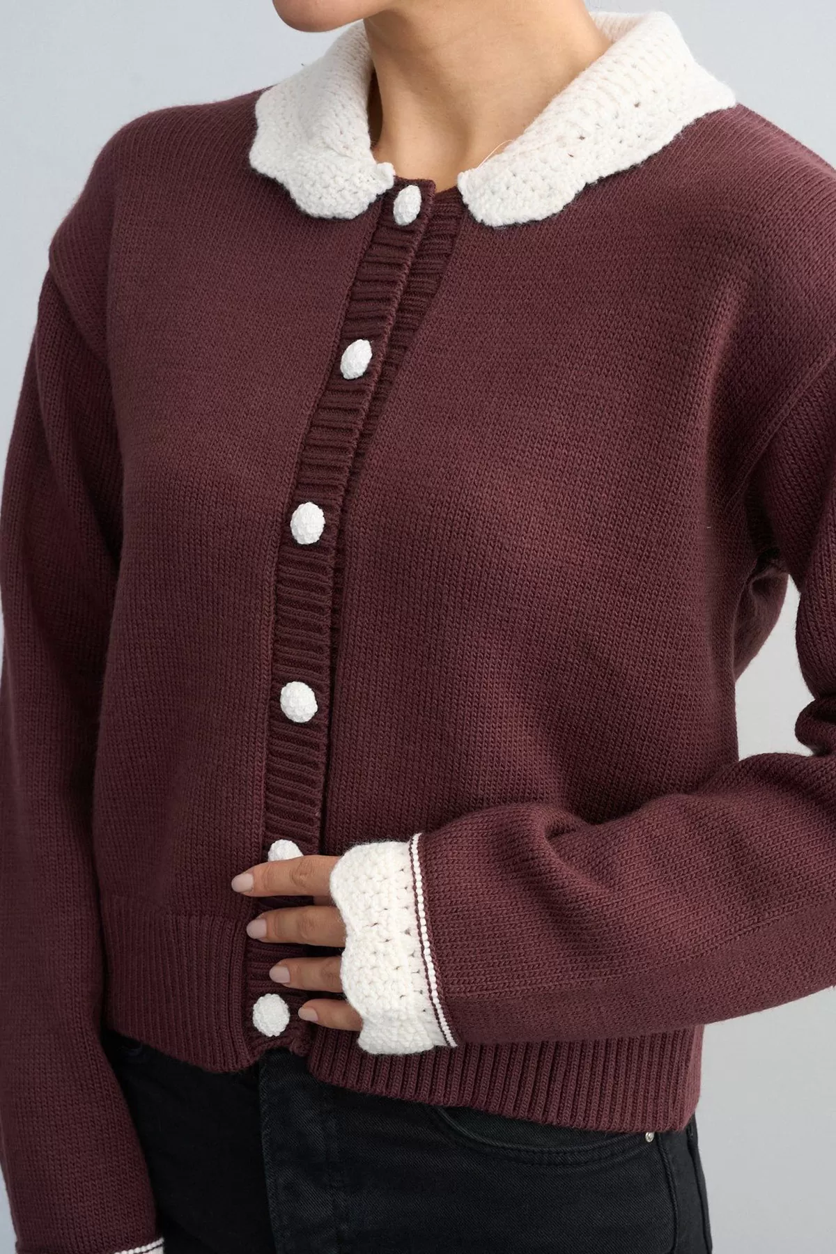 Yaka Detaylı Vişne Triko Kadın Hırka