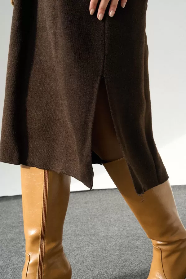 Yandan Yırtmaçlı Kahverengi Triko Midi Elbise