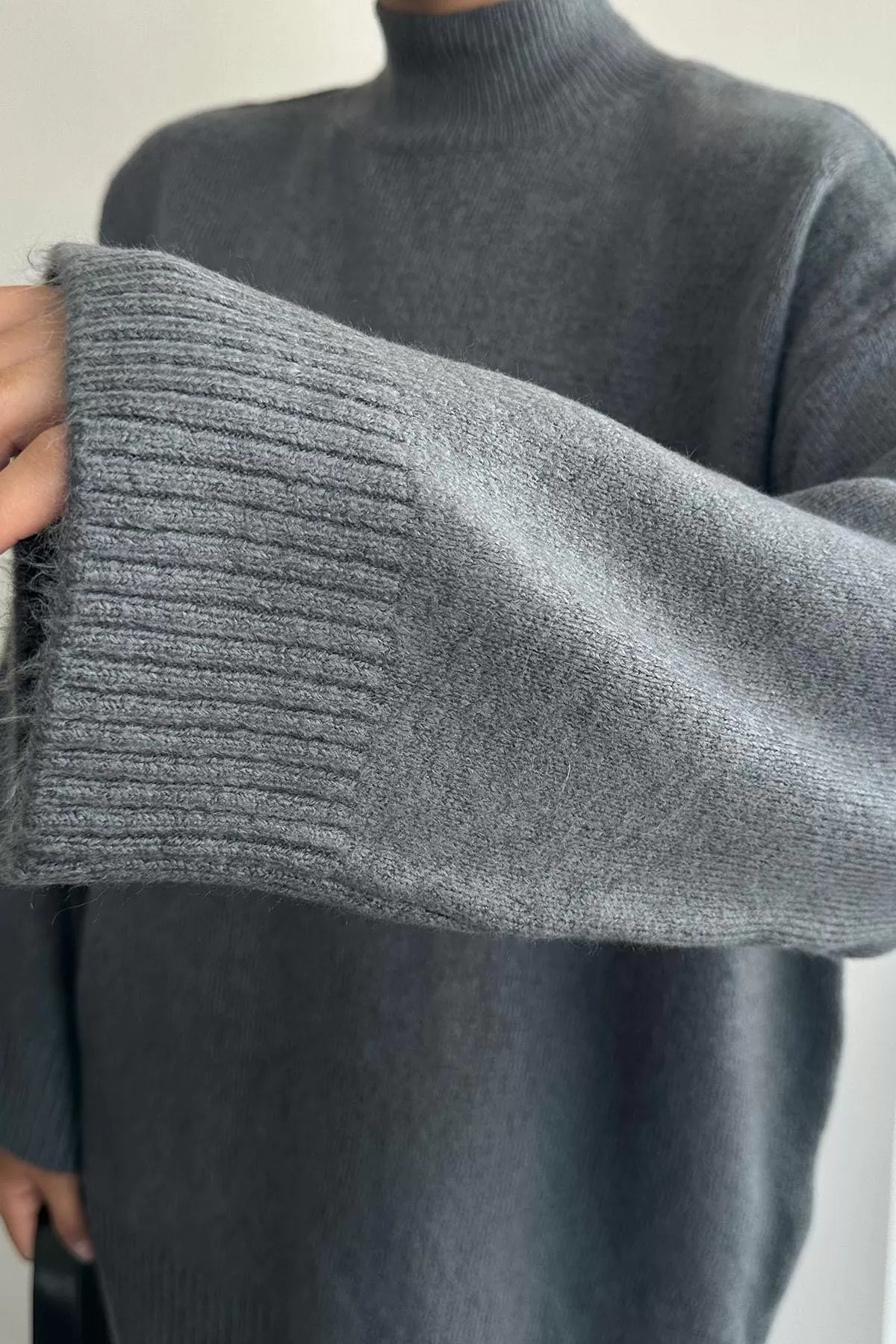 Yarım Balıkçı Yaka Koyu Gri Uzun Kadın Kazak