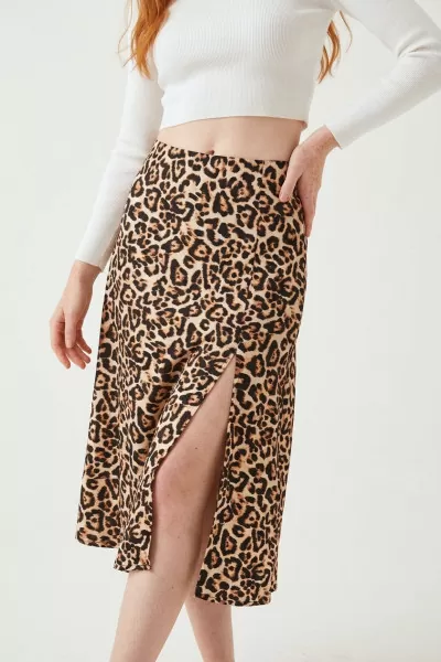 Yırtmaçlı Astarsız Leopar Desenli Midi Mat Saten Etek
