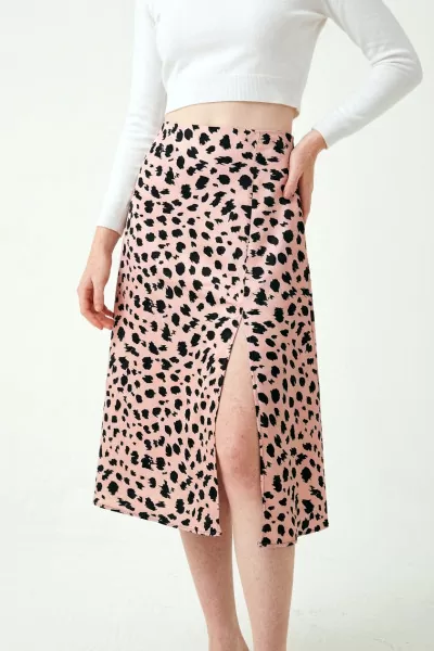 Yırtmaçlı Astarsız Pembe Siyah Leopar Desenli Midi Mat Saten Etek