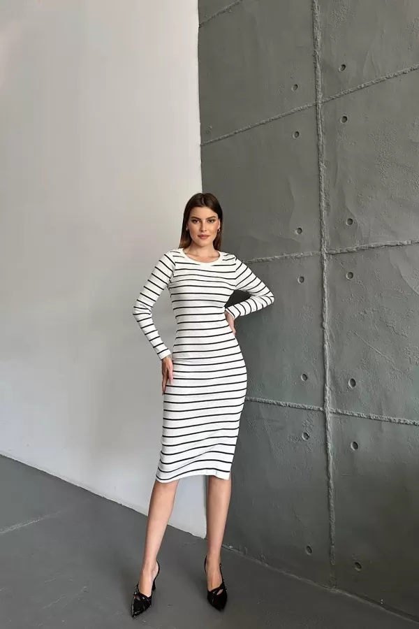 Yırtmaçlı Beyaz Siyah Çizgili Midi Elbise